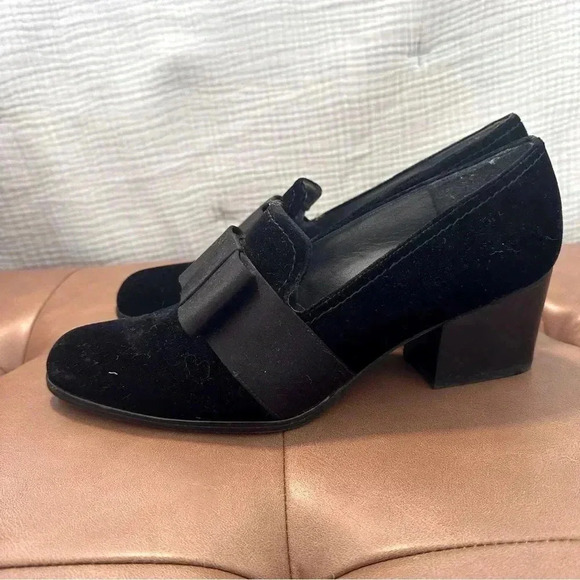 Stuart Weitzman Bow Loafers With Heel Black Velvet Size 8 EUC - Picture 1 of 12